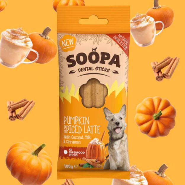 Tuggpinnar Pumpkin Spiced Latte från Soopa, i förpackningen ligger fyra dental sticks.