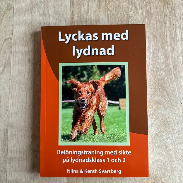 Lyckas med lydnad. Bok av Niina och Kenth Svartberg.